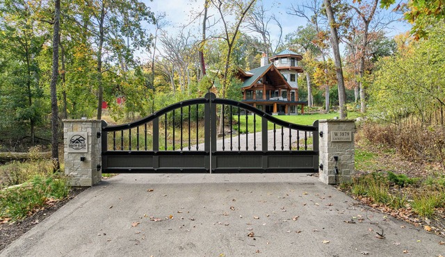 South Elder Acres: Log Cabin w/Indoor Pool