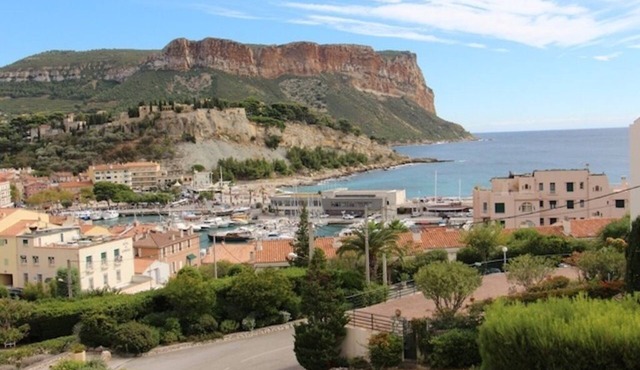 South facing apartment, sea view, near beach/center, terrace, aircon, parking