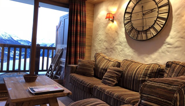 South-facing apt at the foot of the ski run. View of Tarentaise valley