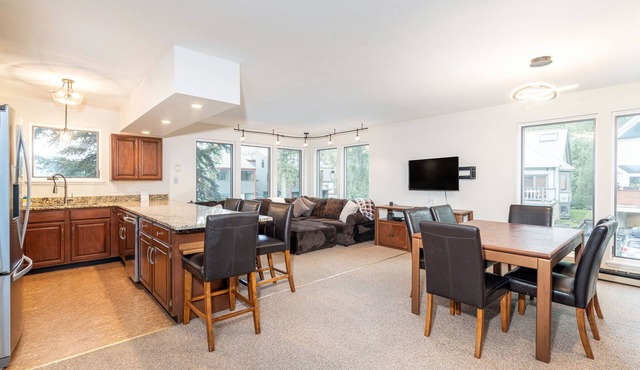 South facing condo close to ski access, groceries, shops and restaurants