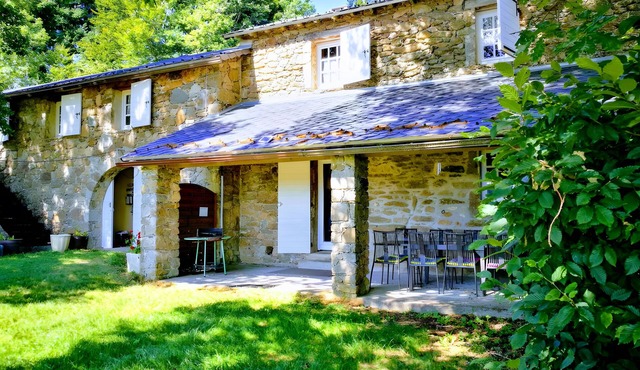South-Facing Cottage with Stunning Views, Hiking & Mountain Biking, Pool
