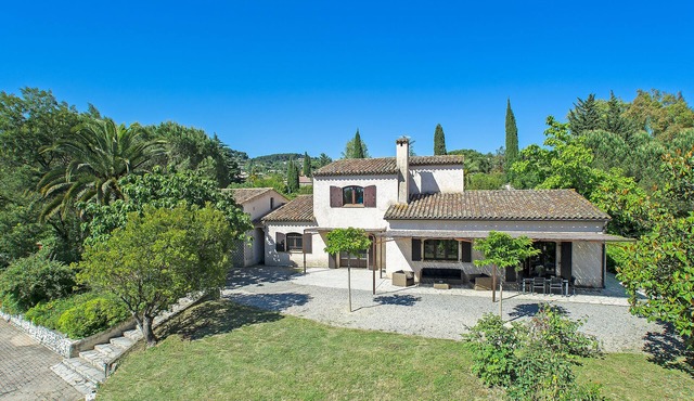 South facing villa of 250 m² with swimming pool in a 3000 m² garden