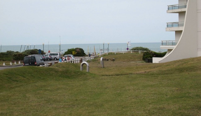 South-facing studio-cabin 29M2 on lawn, 100 m from beach, 2 private tennis courts