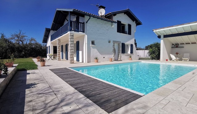 South-facing house close to the ocean with pool and mountain views - 8 pers.