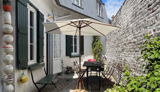 South-facing house on courtyard. 4 stars. 3 Ch. 2 Sdb. 200m Beach & Shops.