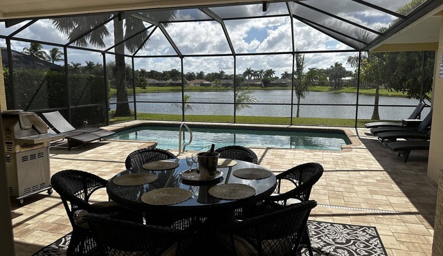 South Facing Lake View with Heated Saltwater Pool,and Lanai.Tesla charging