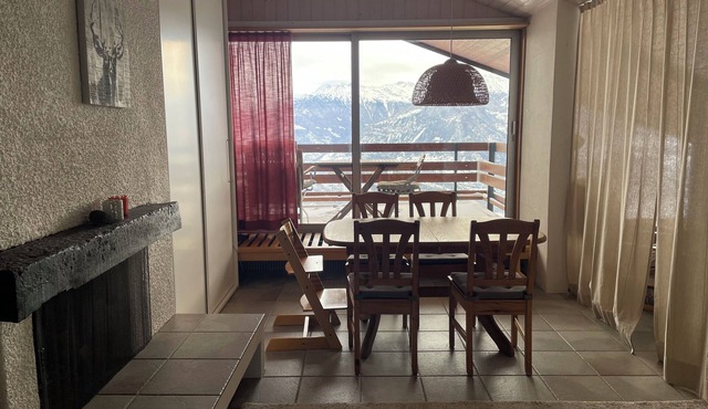 South-facing mountain studio with fireplace, fully-equipped kitchen and breathtaking views.