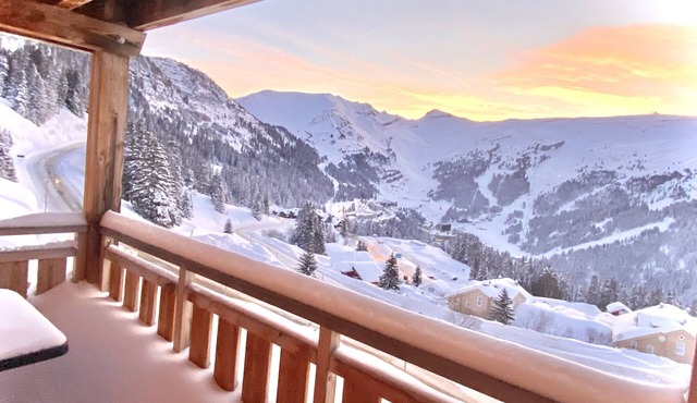 South-facing panoramic mountain view - T2 ski in, Pool & Spa