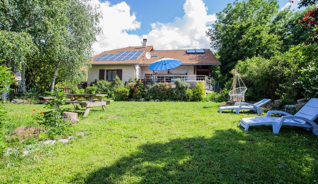 South-facing villa, close to shops, lake and mountains