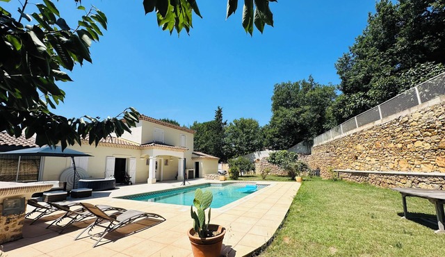 South-facing villa with pool and jacuzzi for an unforgettable stay.