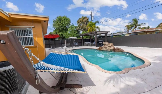 ¡South Florida Topical Oasis! Sleeps 10 near the beach and airport. Pet friendly