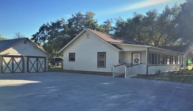 SOUTH FORK INN, RANCH HOME,SLEEPS 15, DOWN THE ROAD FROM SILOS, HUGE YARD!