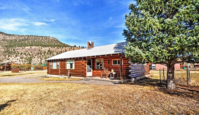 South Fork Log Cabin w/Beautiful Mountain Views!