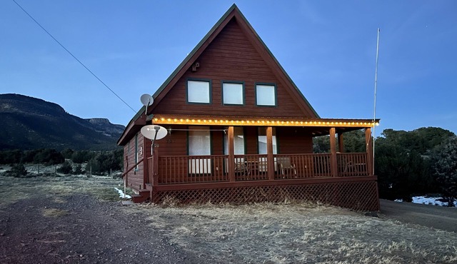 South Fork Shangri-La! Quiet and clean retreat steps from the National Forest!