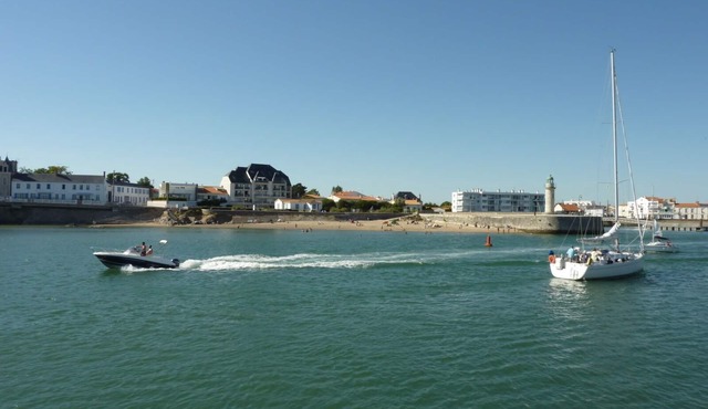 South-facing apartment with view over the sea, beach, dune, harbour and channel