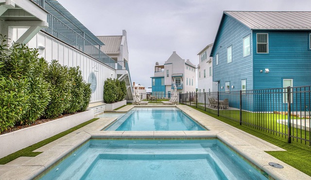 South Gable- Cozy Bunkhouse Retreat with Pool plus Hot Tub at Carlton Landing