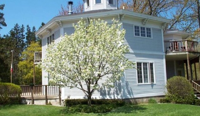 South Haven, MI Octagon -Cozy Home with Fireplace & Outdoor Pool-Read our review