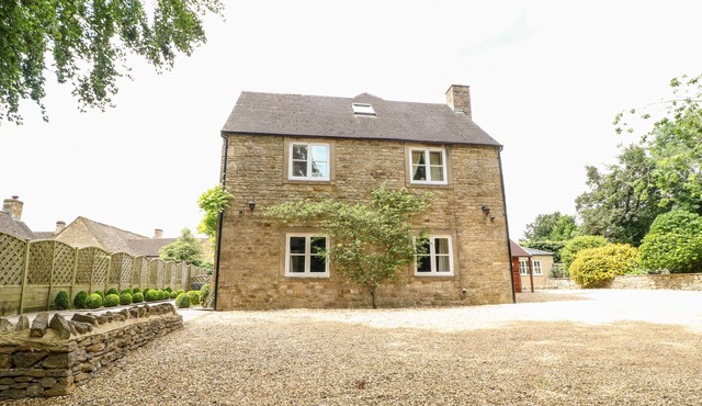 SOUTH HILL FARMHOUSE, pet friendly in Stow-On-The-Wold