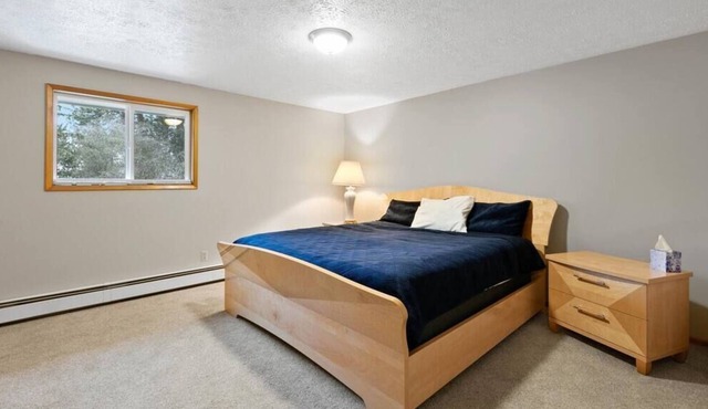 South Hill Manito/ Mins To Dwntwn / King Bed /WIFI