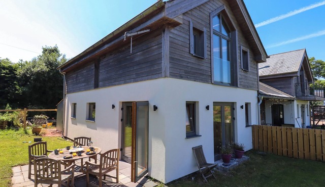 SOUTH HOLM, pet friendly, with a garden in Moreleigh