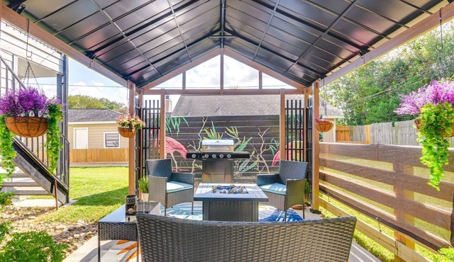 South Houston Townhome w/Patio & Gas Grill!