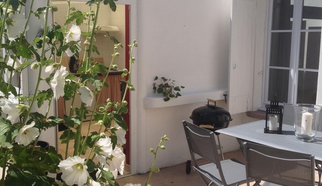 SOUTH LA ROCHELLE HOUSE NEAR THE SEA AND BEACHES