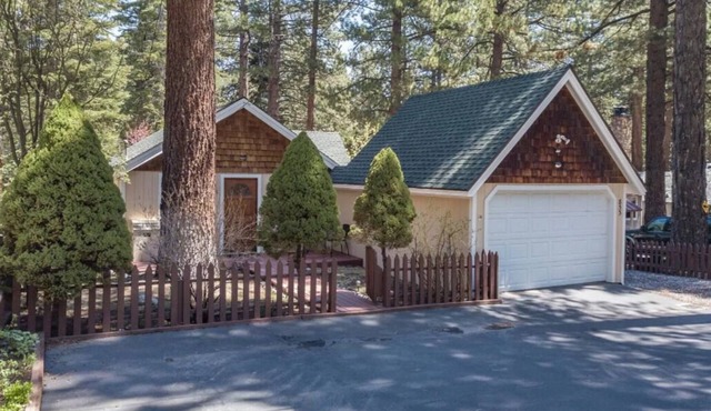 South Lake Tahoe Adventure Homebase with attached garage