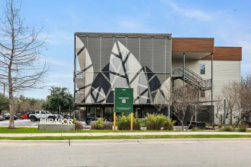 South Lamar Condo - Sauna - Cold Plunge - Pickleball