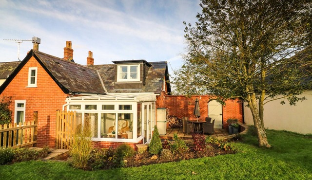 SOUTH LODGE, with open fire in Hazelbury Bryan