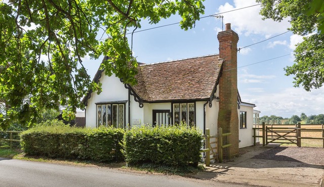 South Lodge historic self-catering detached cottage with garden, parking & pets