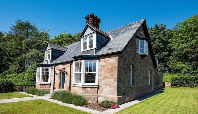 SOUTH LODGE, Warenford near Belford - sleeps 6 in 4 bedrooms