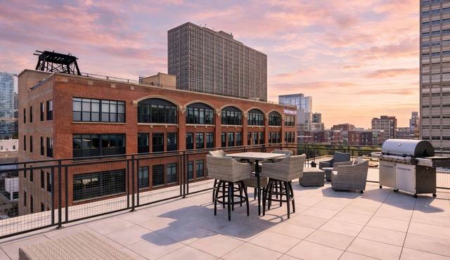 South Loop 2BR Retreat Near Grant Park, Soldier Field & Columbia College