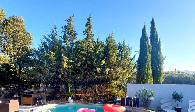 South Luberon: villa with swimming pool at the foot of the Luberon