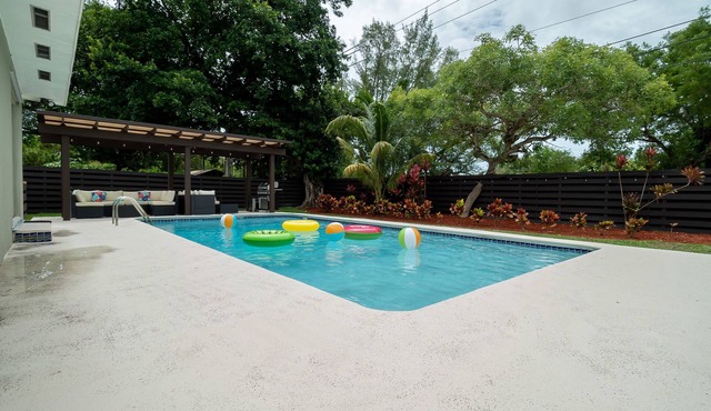 South Miami House with Pool & Backyard Oasis, BBQ Grill, 5 Bd, fits 11 guests