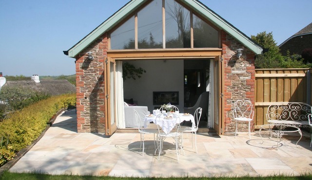 South Milton.Stunning New Stone cottage close to beautiful beaches