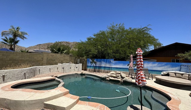 South Mountain FREE HEATED Pool & Hot Tub Walk to Trails & Park