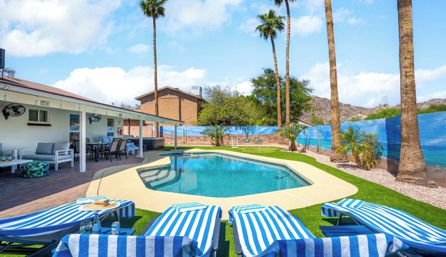 South Mountain FREE HEATED Pool & Hot Tub walk to Trails & Park NEW