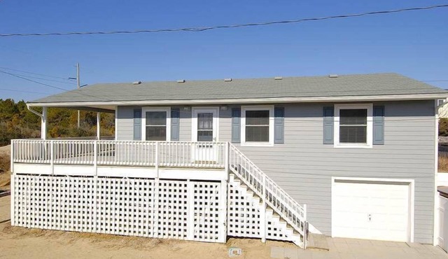 South Nags Head cottage with hot tub! 3 minute walk to the beach.