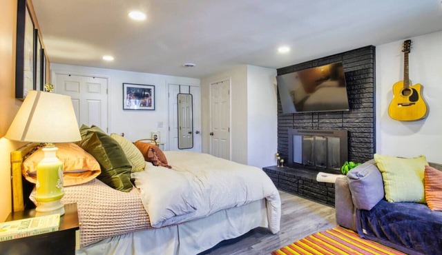 South Nashville Gem `Cozy Private Suite`!