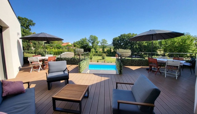 SOUTH OF FRANCE A CHARMING VILLA ALL COMFORT WITH SWIMMING POOL AND PARK