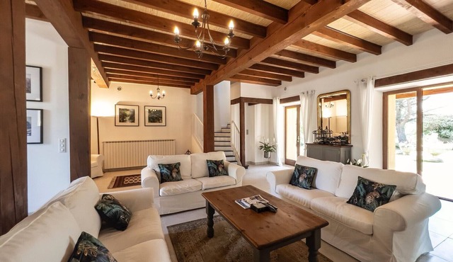 South of France: Luxury Stay on a Vineyard. Sleeps 6. Private Pool.