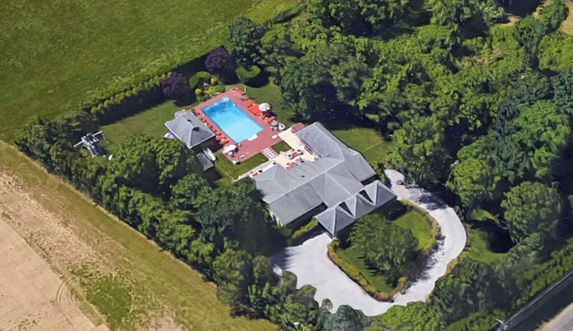 South of Hwy! Just a 6 Mile drive to U.S.Open! 1/4 Mi to Vineyard and Art Museum