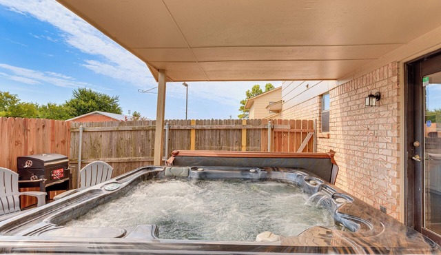South OKC Home w/Hot Tub-Game Room: 18 Mi to OU!