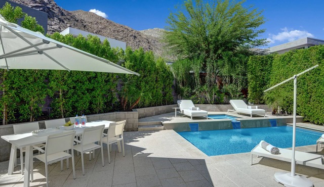 South Palm Springs Modern - 2 lux ensuites, private pool and spa! garage, gated!