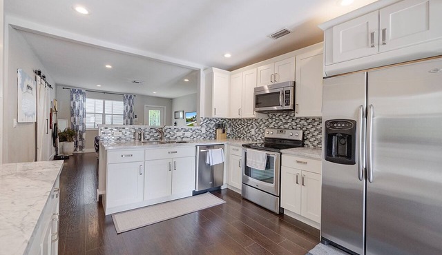 South Palmway House - Elegant, Private, Stylish Pool Home
