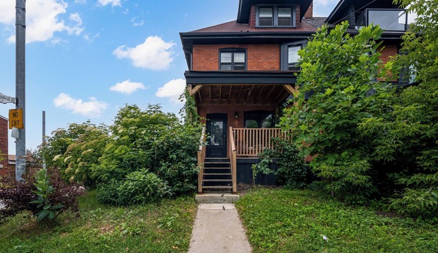 South Parkdale/Liberty Village Suite with Parking
