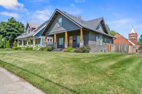 South Perry Dist Fenced Yard & Hot tub