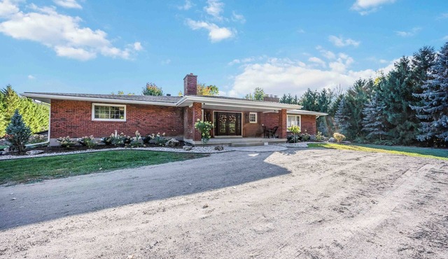 South Pines Estates – Sleeps 14 Indoor Pool Games Room 26-Acre Retreat