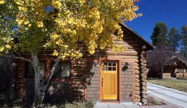 South Plateau Cabins - a Cozy, Beautiful Log Home near Yellowstone