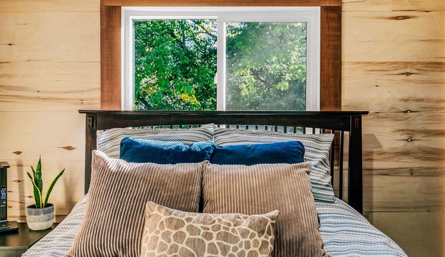 South Point Retreat - Featuring King Size Bed, quiet and secluded!